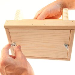 Vogelfutterhaus Bausatz inkl. Farben & Pinsel für Kinder Vogelfutterhaus Bausatz inkl. Farben & Pinsel für Kinder