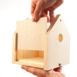 Vogel-Nistkasten Bausatz inkl. Farben & Pinsel für Kinder Vogel-Nistkasten Bausatz inkl. Farben & Pinsel für Kinder