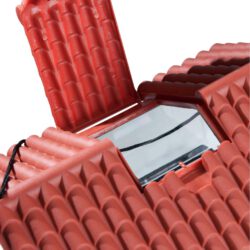 Vogelfutterhaus Kunststoff mit rotem Dach zum Hängen Vogelfutterhaus Kunststoff mit rotem Dach zum Hängen