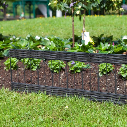 Beeteinfassung aus Rattan mit Bögen