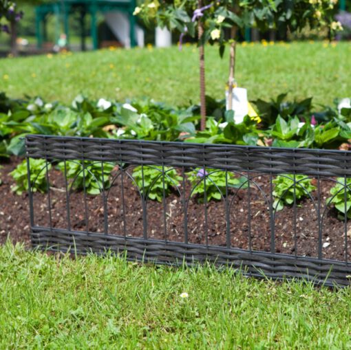 Beeteinfassung aus Rattan mit Bögen