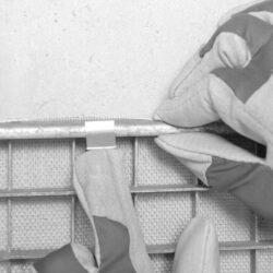 Befestigungsklammern für Lichtschacht-Abdeckung Befestigungsklammern für Lichtschacht-Abdeckung